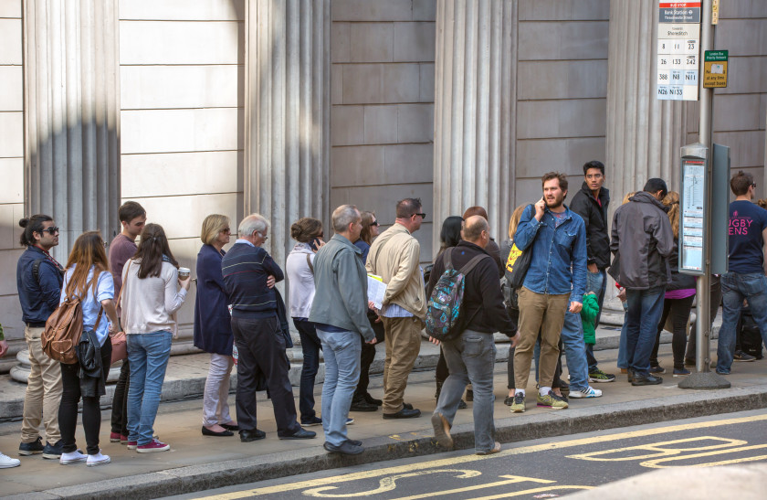 Things International Students Don't Understand About The UK_queueing