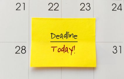 A post-it note with the world "deadline"